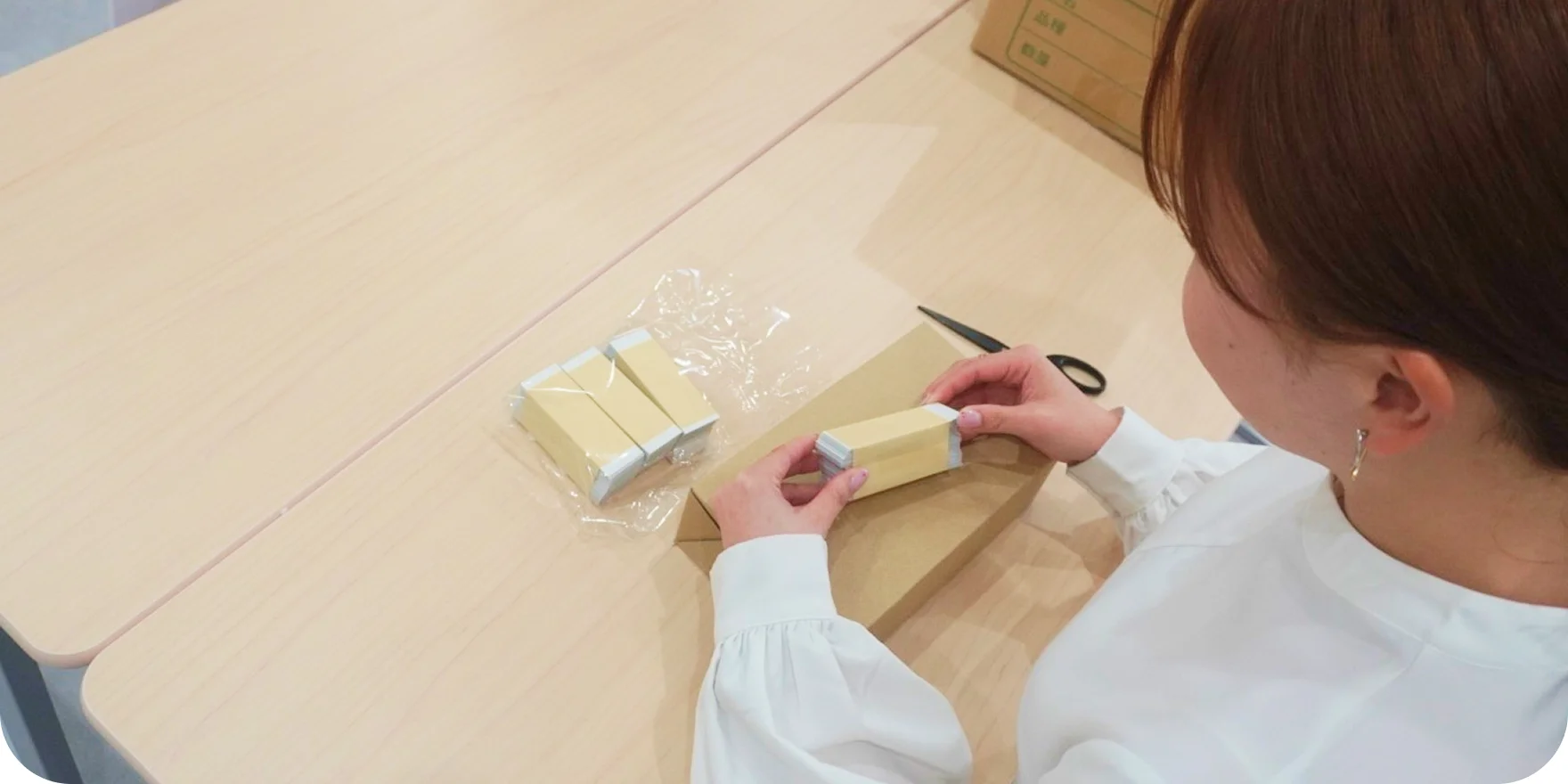 箱の組み立て作業